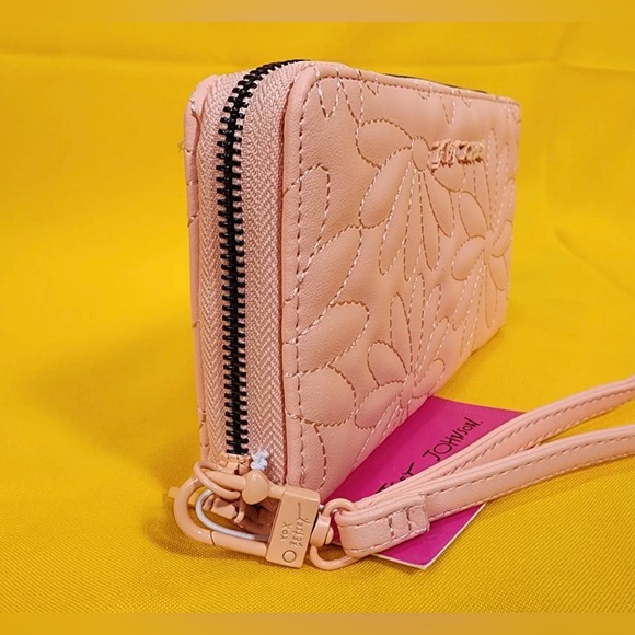BETSEY JOHNSON PINK QUILTED DAISY FLOWER SPRING WALLET WRISTLET ZIP AROUND - Picture 3 of 8
